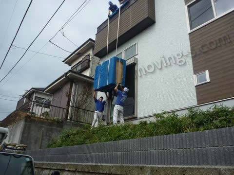 新築一戸建ての2階に和箪笥を手吊りで搬入