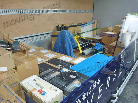 ４トントラックの荷台に撮影スタジオの機材を積んだ様子