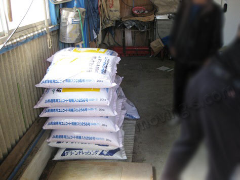 一袋20キログラムの肥料を農協からご自宅の倉庫に運搬