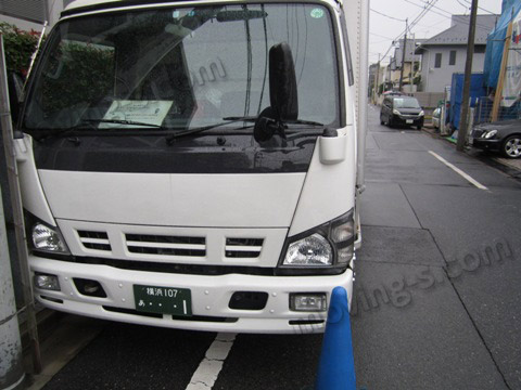 引越しトラックを駐車して作業する際はカラーコーンを設置