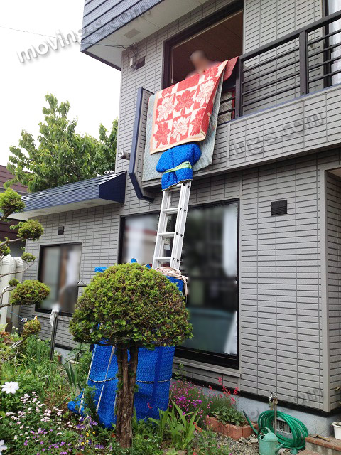 2階へ家具と家電を吊り上げて搬入