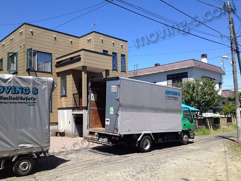 部屋数の多い札幌市の一戸建てに大量のダンボール箱を搬入した家族引越し