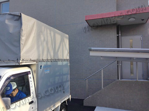 マンションの裏口に引越しトラックを駐車