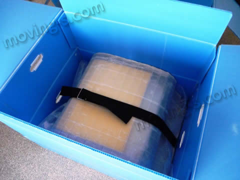 クッション材でパソコンを包み、箱の中に固定することで、安全に運搬可能