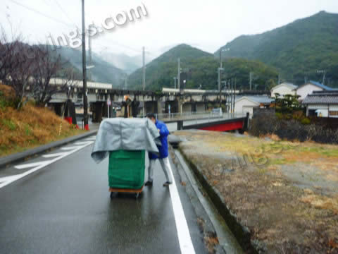 雨が降っていたため引越しに持つにシートをかけ、濡れないようにして台車で運搬