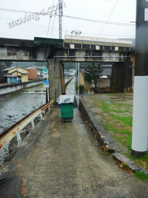 引越し先のお宅まで、まだ距離があるなか、台車で荷物を運搬