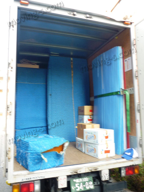 横浜から栃木県宇都宮市への単身引越しの荷物を積んだトラック