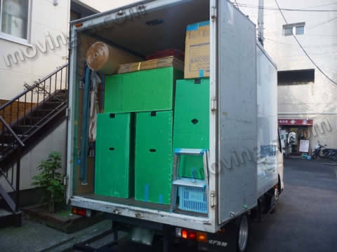 2トンショートトラックへの荷物の積み込みには、およそ1時間前後を要します。