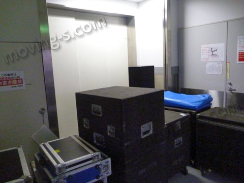 貨物専用エレベーターの前に並んだ音楽機材