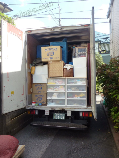 引越しトラックに荷物を積み込んだ様子