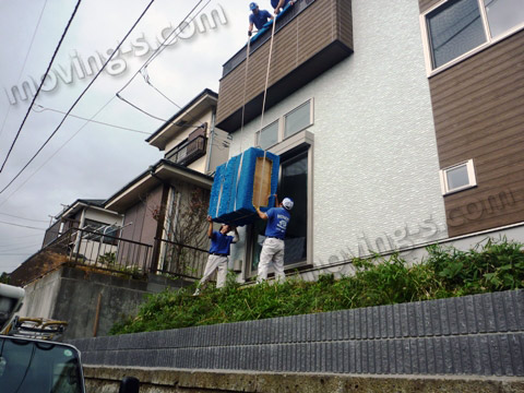 吊り作業により大きな引越し物から搬入