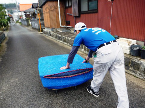 離れた場所から台車で引越し荷物を運搬